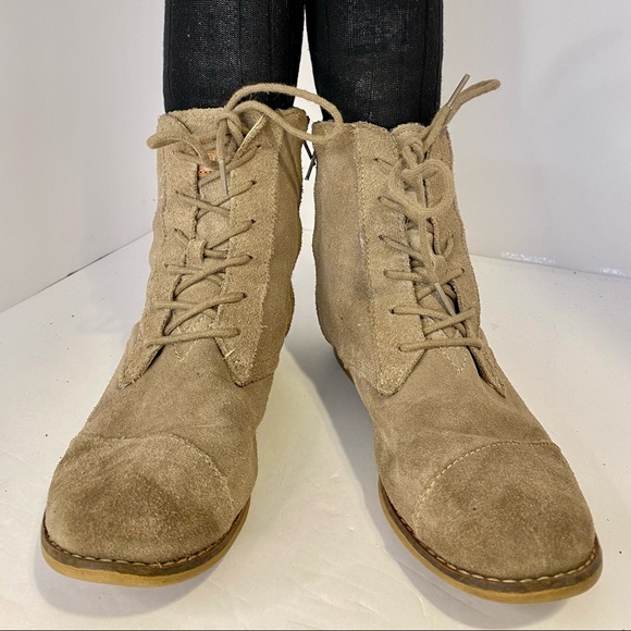 TOMS tan suede lace up boots size 8.5 - Picture 2 of 5